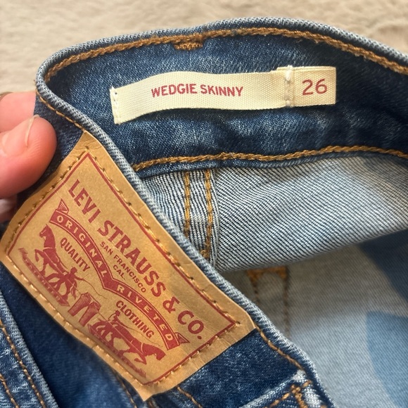 Levi's Classic Blue Cropped Women's Jeans - Picture 3 of 4